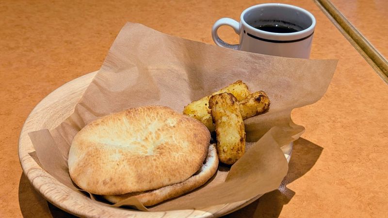 焼きシナモンフォッカチオセットとホットコーヒー