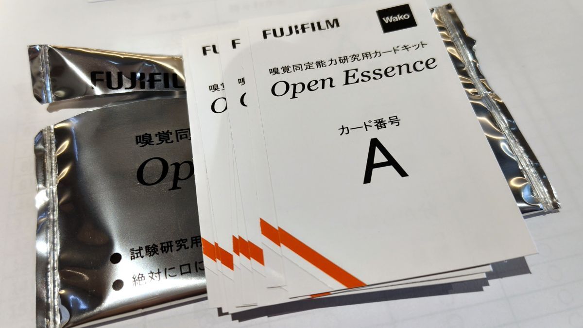 嗅覚検査用の匂いのするカード